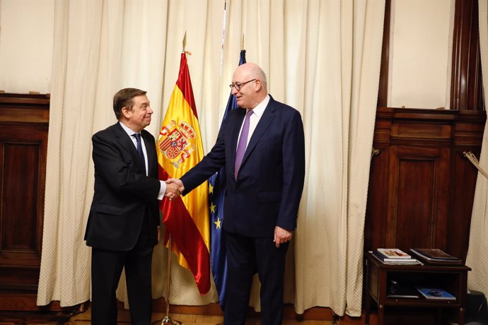 Luis Planas se reúne en Madrid con el comisario europeo Phil Hogan
