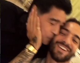 Beso Maluma y Maradona