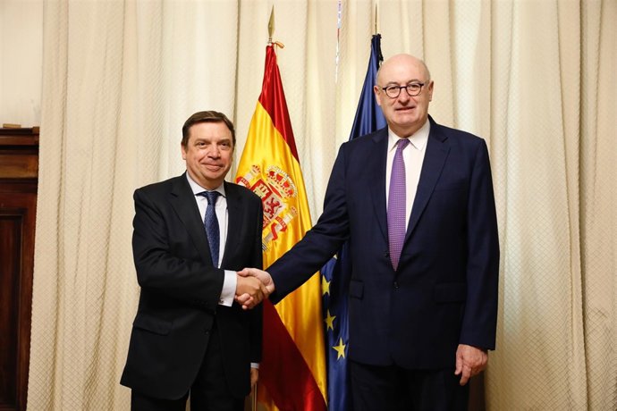 Luis Planas se reúne en Madrid con el comisario europeo Phil Hogan