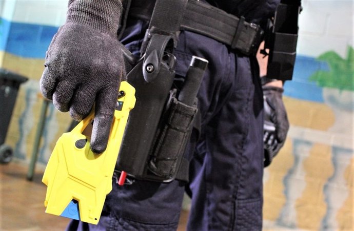 Un agent dels Mossos d'Esquadra amb una pistola elèctrica Taser