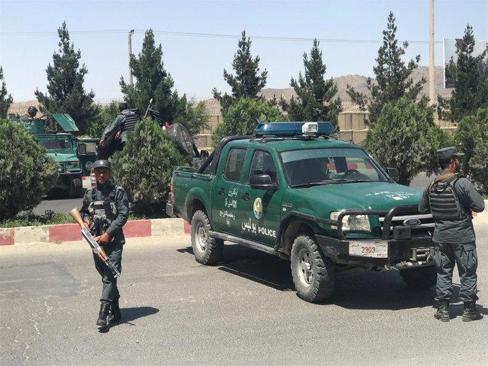 Policías afganos tras un ataque en Kabul, Afganistán