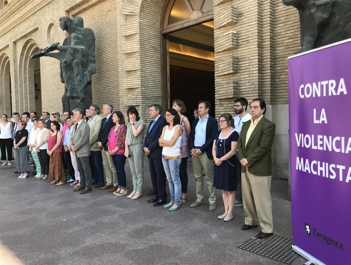 Concentración contra violencia machista en el Ayuntamiento de Zaragoza.