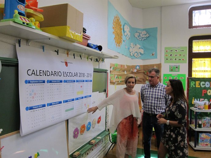 Adela Martínez-Cachá, presenta el calendario escolar