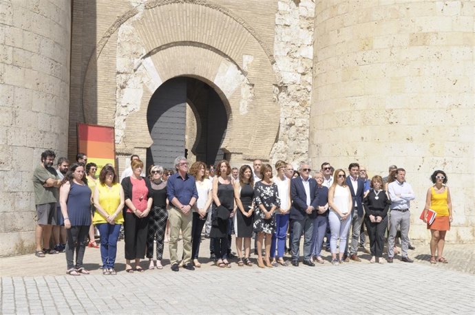 Minuto de silencio en repulsa por el asesinato de una mujer en Zaragoza.