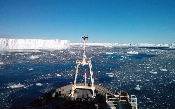 Buque RRS James Clark Ross durante el estudio