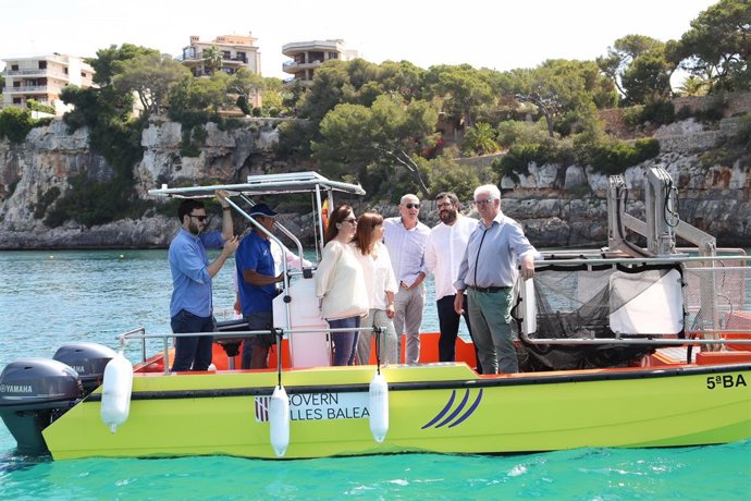 Armengol visita las barcas del servicio de limpieza del litoral