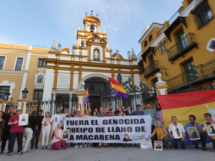 Concentración por la memoria histórica en la basílica de la Macarena de Sevill