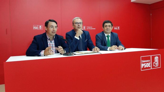 Francisco Reyes (i), en la comparecencia junto a Vicent Torres y Fernando Pablos