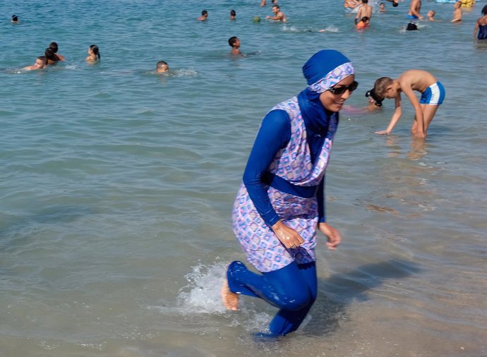 Una mujer con burkini en una playa de Marsella
