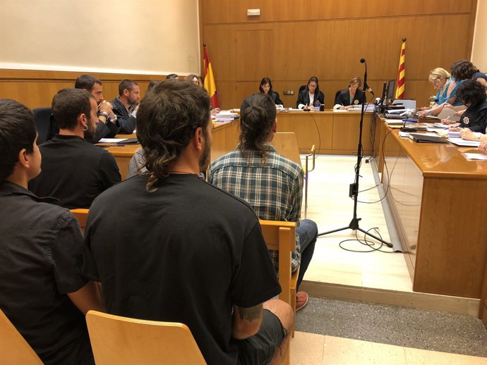 Els acusats pels aldarulls en una protesta contra el PP
