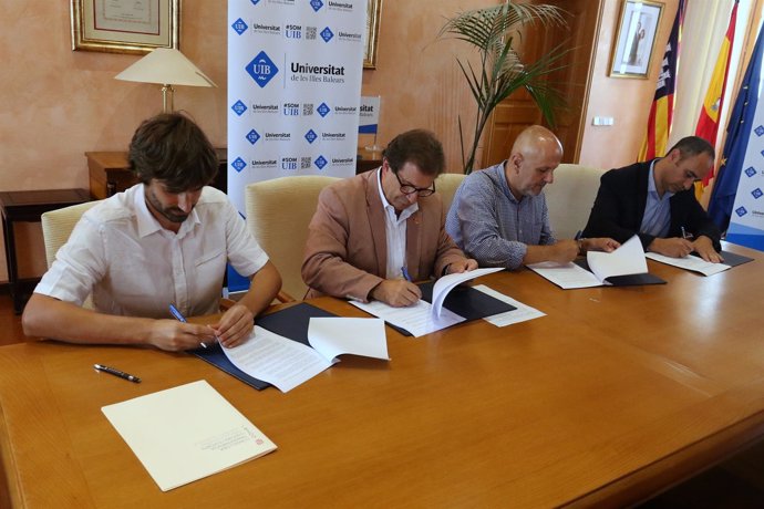 Firma del convenio para el anuario de la juventud en Baleares