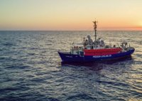 Mission Lifeline envió petición de ayuda a España tras rescatar a más de 200 personas en el Mediterráneo