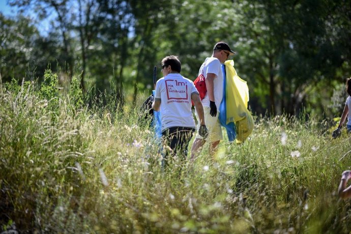 Voluntarios recogen basura de la naturaleza en la campaña '1m2 por la naturaleza