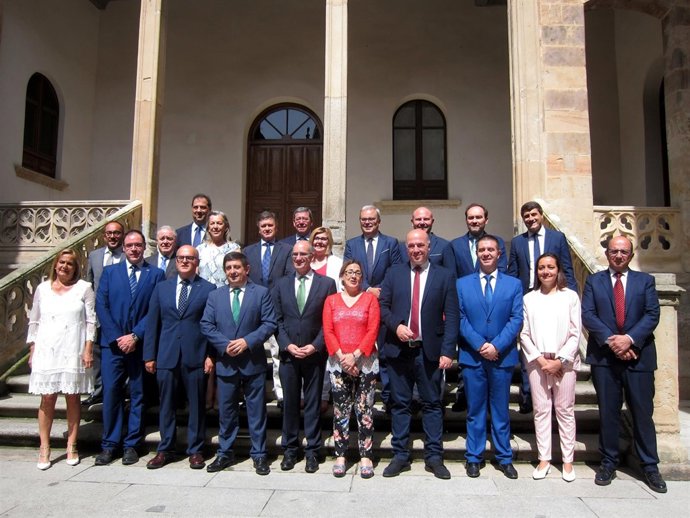       Foto De Familia De Los Asistentes A La Reunión 25-6-2018                 