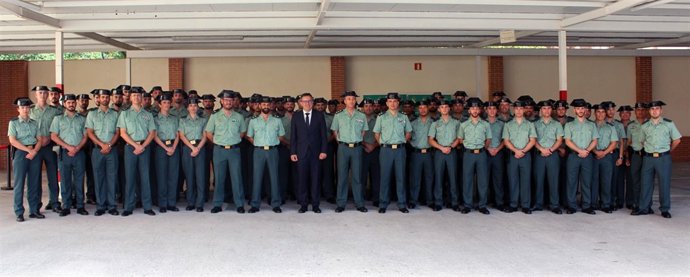 Imagen del delegado y el coronel posando con los nuevos agentes