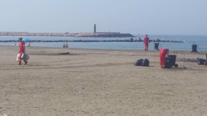 Efectivos realizan labores de limpieza en las playas de El Ejido 