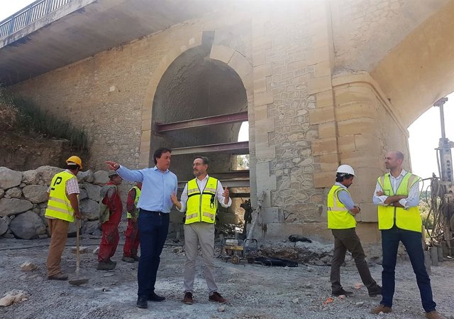 Obras de emergencia en el puente sobre el arroyo salado, en la A-305.