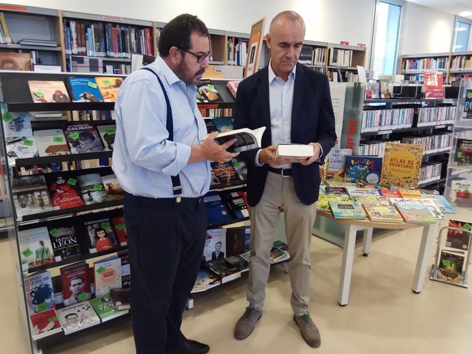 Antonio Muñoz presenta la inversión en libros para las bibliotecas municipales
