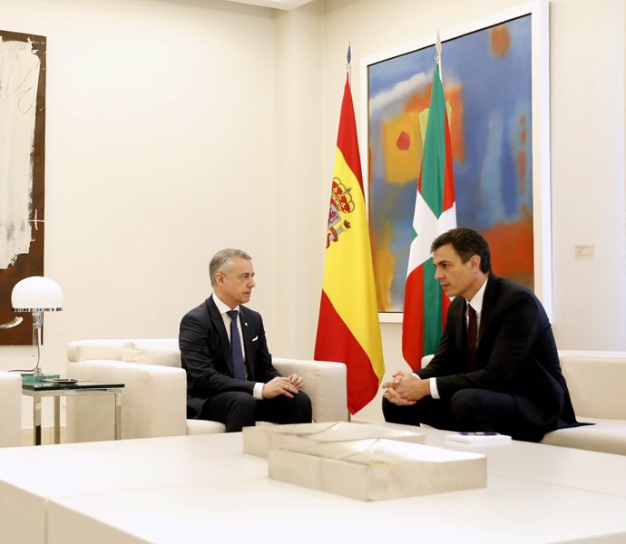 Pedro Sánchez recibe a Íñigo Urkullu en La Moncloa
