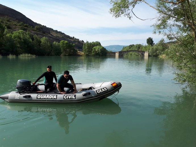 GEAS buscan al joven desaparecido en el río Ésera.