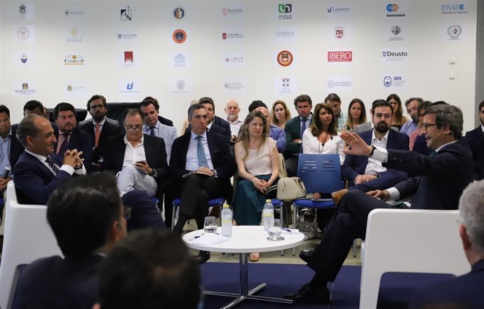 Joge Paradela y el rector de la Loyola en 'Conversaciones en la Universidad'