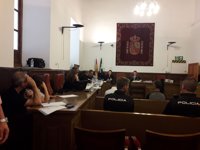 El acusado de haber matado de un tiro a su pareja en Granada se declara inocente y dice que intentó ayudarla