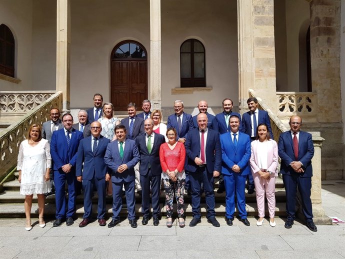 Ruiz (abajo, cuarto por la dcha.), junto a otros representantes institucionales