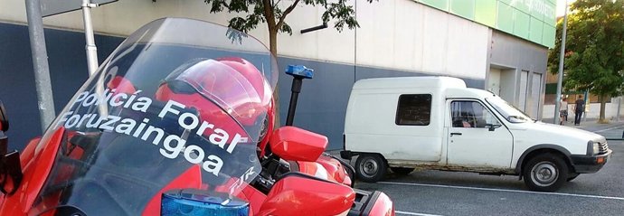 Policía Foral intercepta un vehículo.
