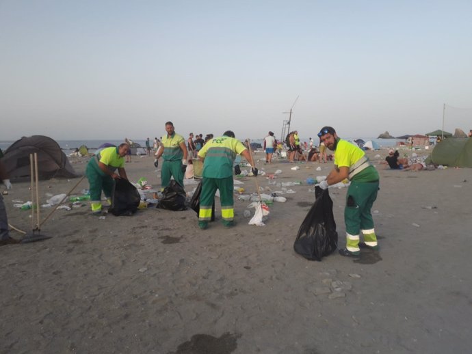 Operarios de limpieza retiran residuos de las playas por San Juan