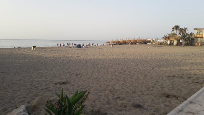 Playa de torremolinos turistas tras noche san juan limpieza
