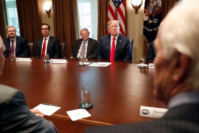 Foto de archivo de una reunión del gabinete de Donald Trump