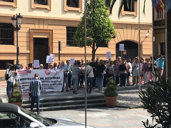 Concentración trabajadores de Hostelería en Oviedo