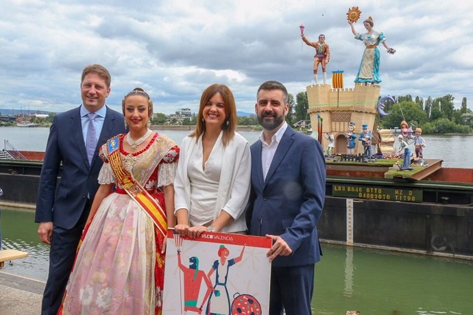 Una falla flotante a orillas del Rhin arde este lunes en Mainz (Alemania)