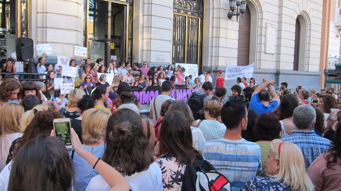              Concentración En Respulsa Por El Asesinato De Una Mujer En Zaragoza