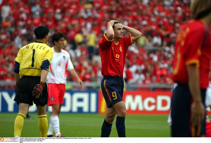 Morientes se lamenta en el España-Corea del Sur de cuartos de final de 2002