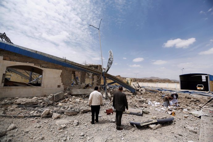 Gasolinera destruida por un ataque a las afueras de Saná
