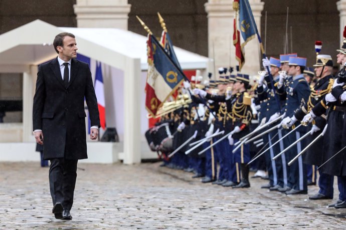 Emmanuel Macron durante una ceremonia militar