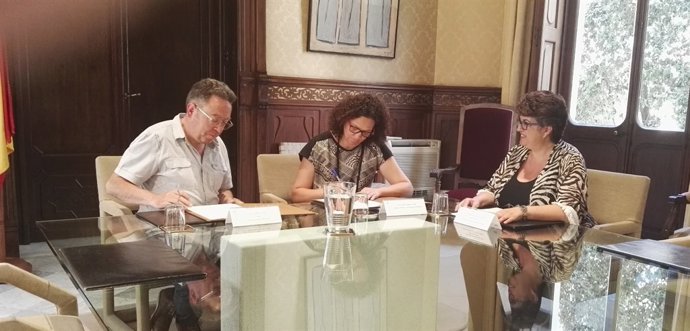 Firma del convenio entre Maria de la Salut y la ATIB