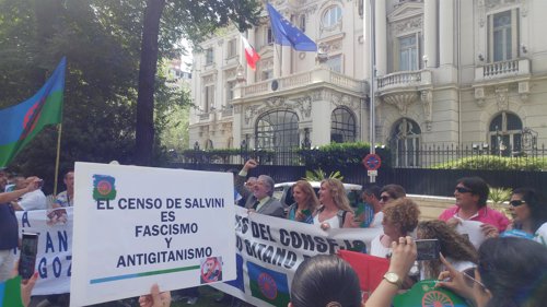 El Pueblo Gitano se moviliza ante la Embajada italiana para pedir la dimision de