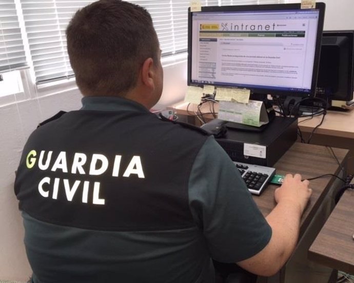 Agente de la Guardia Civil, en una imagen de archivo, usando un ordenador