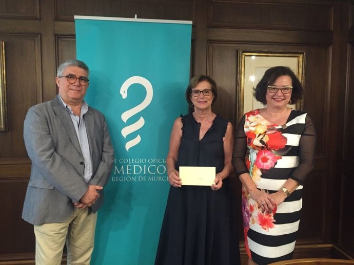 Imagen de la entrega del cheque por parte del Colegio de Médicos
