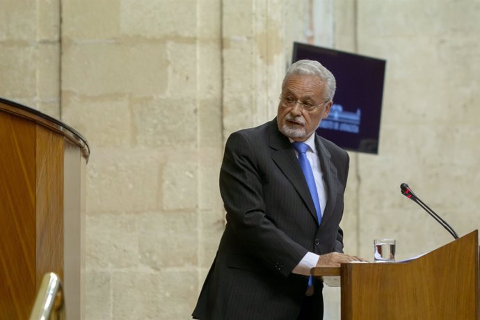 El Defensor del Pueblo Andaluz, Jesús Maeztu, en el Pleno del Parlamento