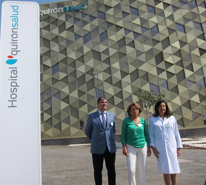 Serrano, entre Gámez y García Hortelano, ante el Hospital Quirónsalud Córdoba