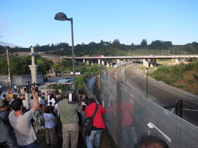 Un tren pasa por Angrois en el cuarto aniversario             