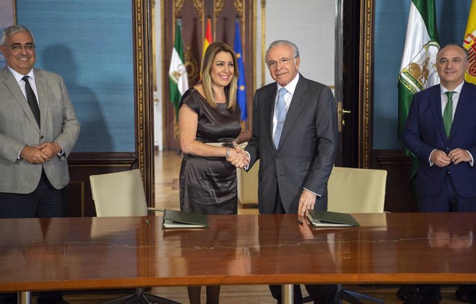 Susana Díaz e Isidro Fainé en la firma del convenio