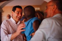 Moreno (PP-A) reclama recursos a Sánchez ante la llegada de inmigrantes porque "Andalucía carece de medios"