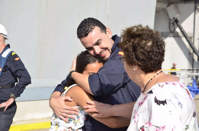 Un marino abraza a la familia tras llegar de misión a Rota