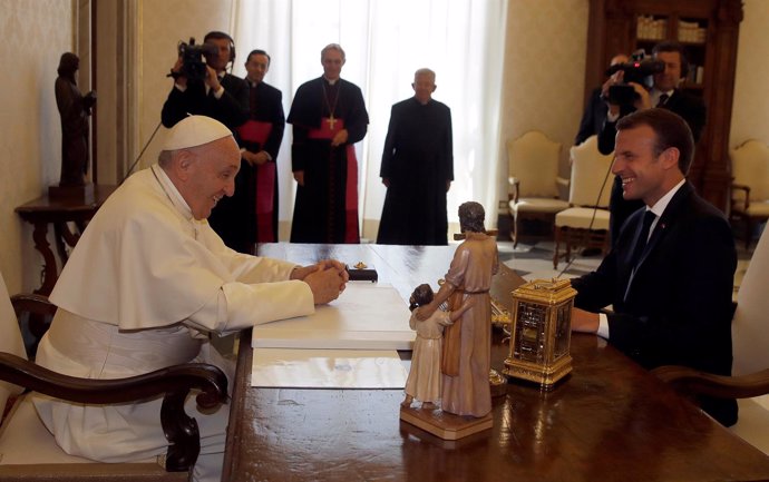 El Papa Francisco se reúne con Emmanuel Macron en el Vaticano