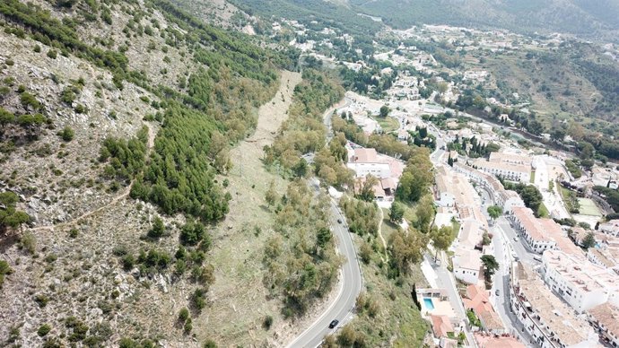 Endesa revisión plan verano lineas alta tension en helicoptero cableado 