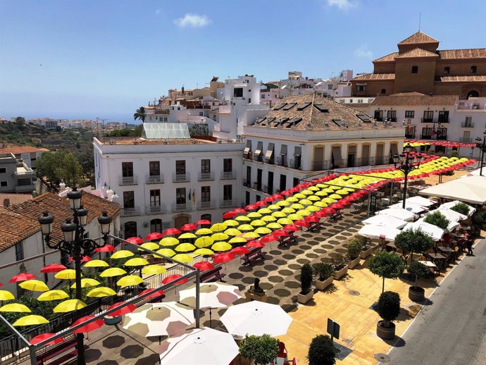 Panorámica de bandera España con sombrillas en Torrox 
